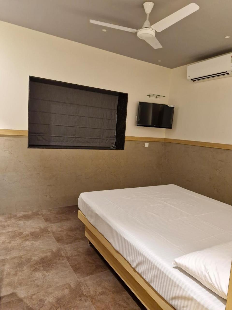 Deluxe Double Room (2 Adults + 1 Child)